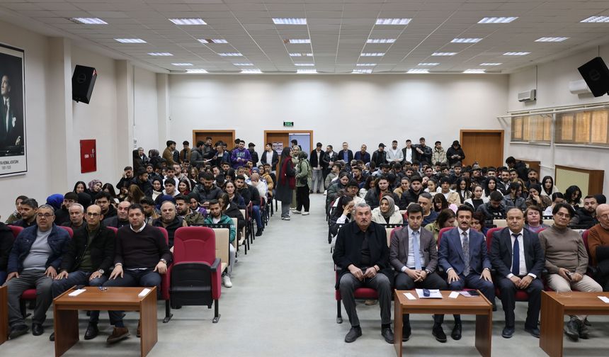 Kahramanmaraş'ta üniversite öğrencileri siber suçlara ilişkin bilgilendirildi