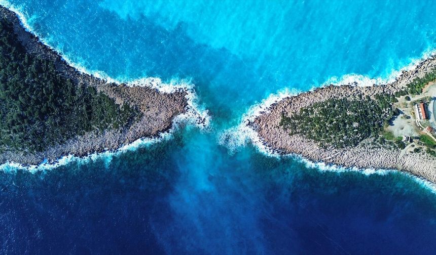 Kaputaş Plajı'nda yağışın etkisiyle denizin rengi mavinin farklı tonlarına dönüştü
