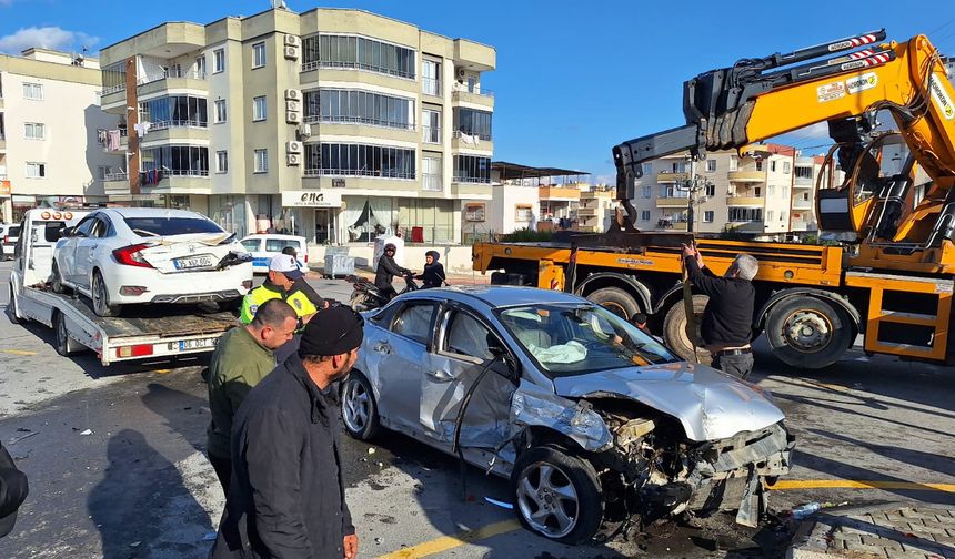 Mersin'de iki otomobilin çarpıştığı kazada 6 kişi yaralandı