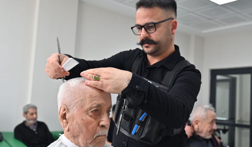 Osmaniye'de kuaförler yaşlıları ücretsiz tıraş etti