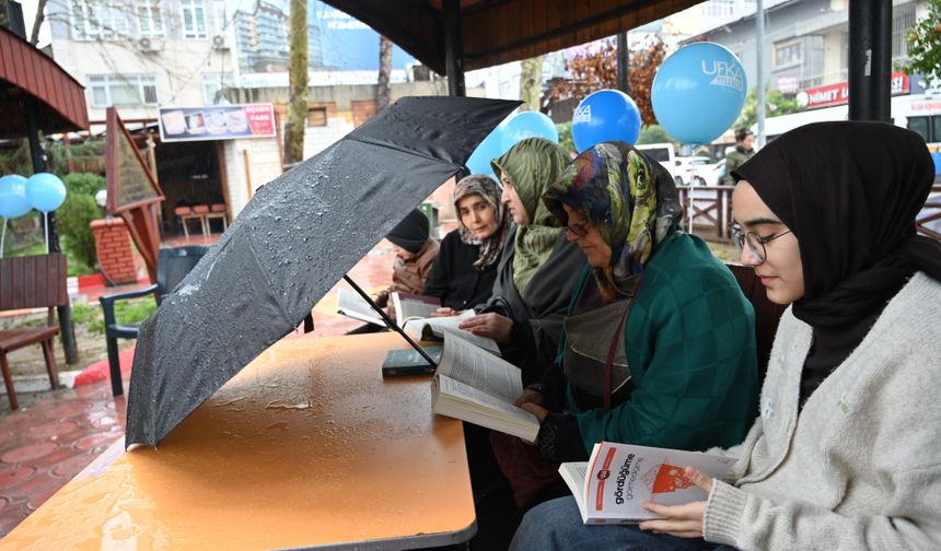 Osmaniye'de yağmurda şemsiye altında kitap okudular
