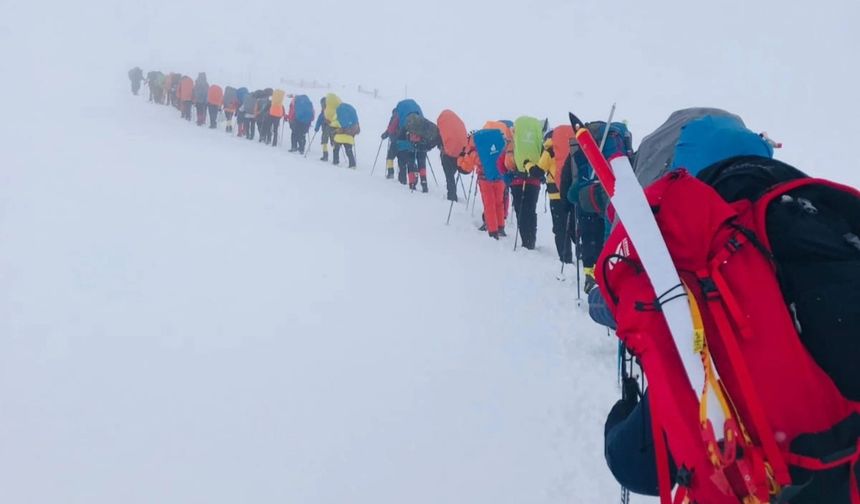 Osmaniyeli Dağcılar Erciyes’te Deprem Şehitlerini Andı
