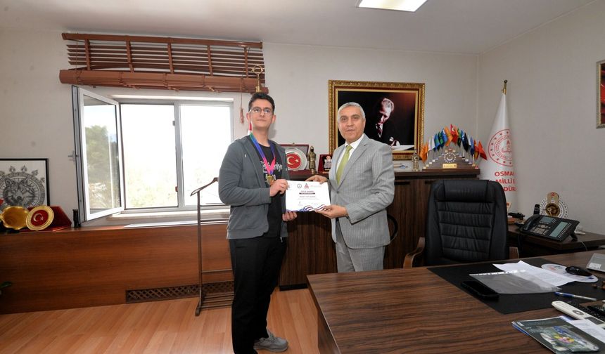 Osmaniyeli Öğrenciye Altın Başarı