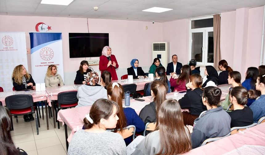 Silifke'de cumhuriyet savcıları kız öğrencilerle iftarda buluştu