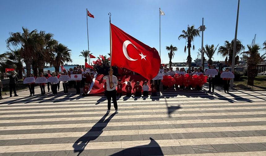 Silifke'de öğrenciler bayrak yürüyüşü yaptı