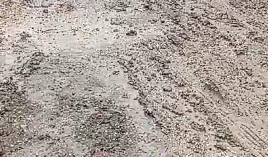 Kadirli’de yollar çamur içinde Mahalleli evine zor giriyor