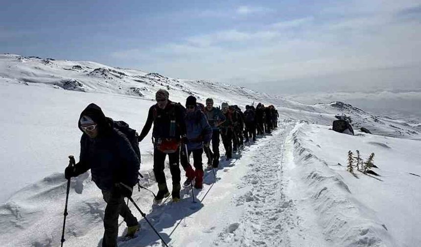 19 kişilik dağcı grubu Ağrı Dağı zirve tırmanışına başladı