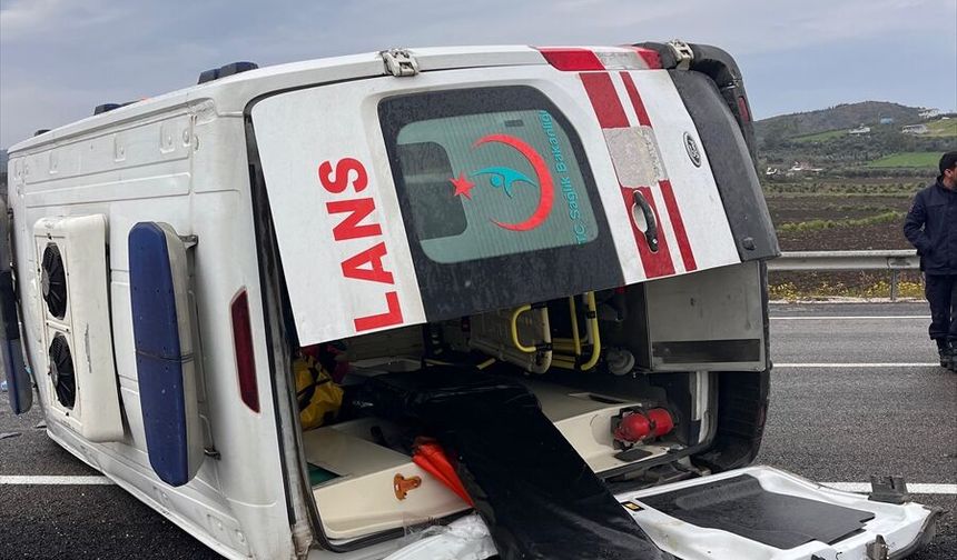 Adana'da devrilen ambulanstaki 3 sağlık personeli yaralandı