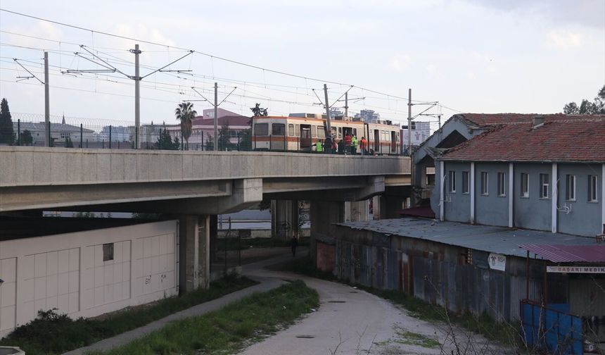 Adana'da hafif raylı sistemin bir vagonu raydan çıktı