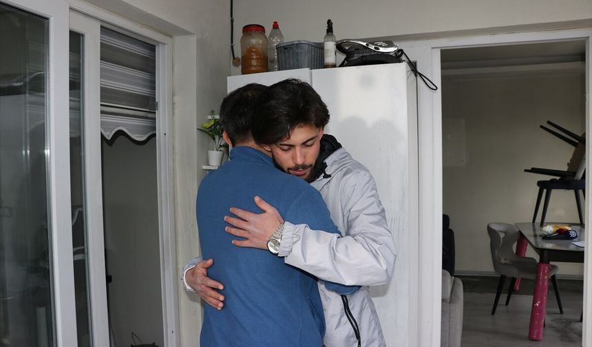 Adana'da inşaat işçisi, yangında bebeğiyle birlikte kurtardığı babayla buluştu