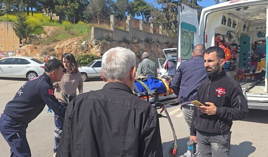 Adana'da otomobille çarpışan motosikletin sürücüsü yaralandı