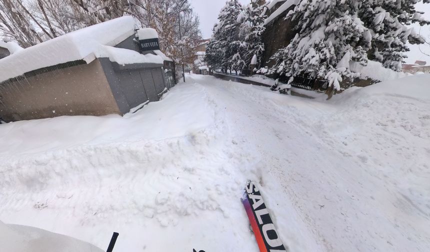 Adanalı genç diş hekiminin karla kaplı Erzurum sokaklarında snowboard keyfi