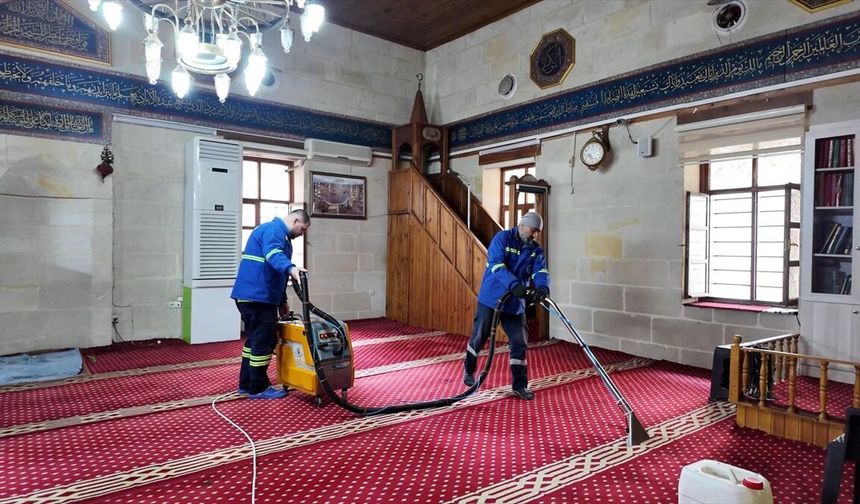 Akdeniz ilçesindeki camilerde bayram temizliği yapıldı