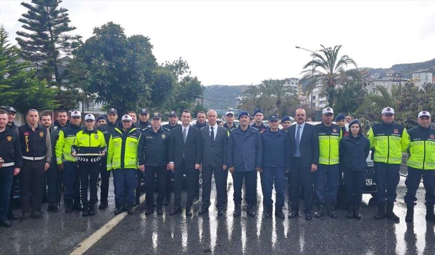 Alanya Kaymakamı Şakir Öner Öztürk, trafik denetiminde sürücülerle bayramlaştı