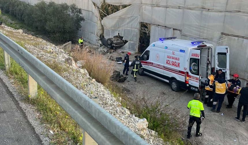 Alanya'da muz serasına devrilen otomobildeki 1 kişi öldü, 1 kişi yaralandı