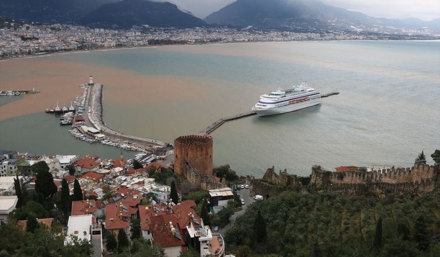 Alanya'da sağanak sonrası denizin rengi değişti