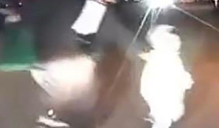 Annesinin elinden kaçıp yola koşan çocuk kazadan kurtuldu