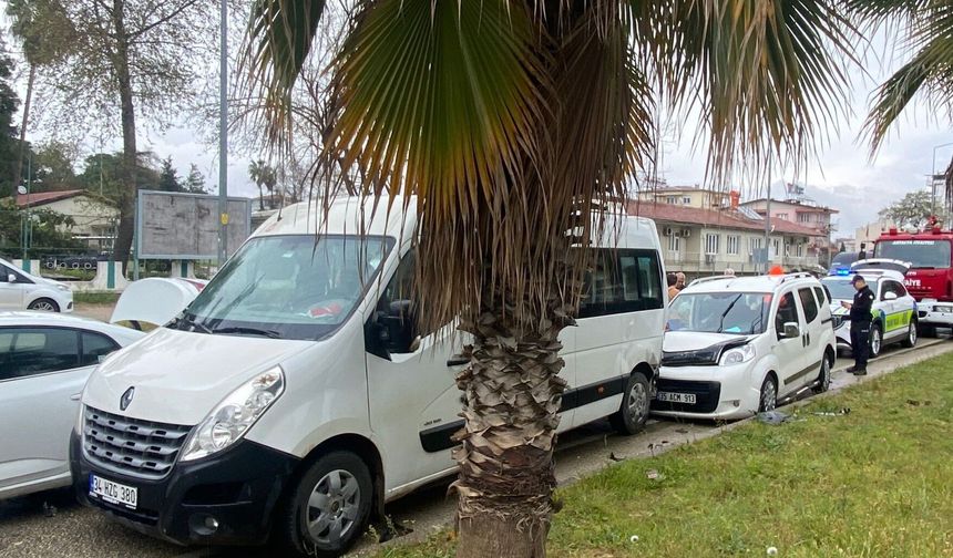 Antalya'da 4 aracın karıştığı zincirleme kazada 1 kişi yaralandı