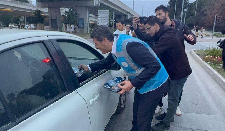 Antalya'da AK Parti'den iftara yetişemeyen ve trafikte kalan vatandaşlara iftariyelik dağıtımı