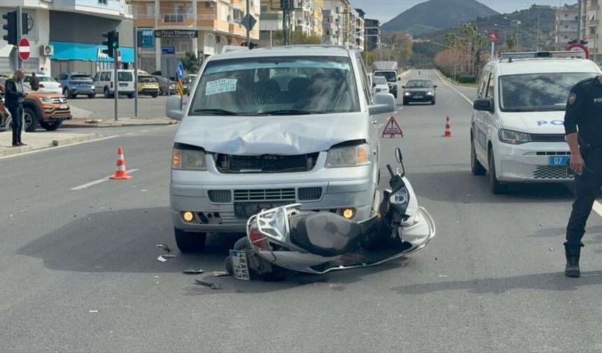 Antalya'da panelvan ile çarpışan motosikletteki 2 kişi yaralandı