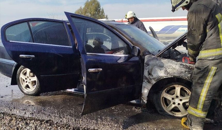 Antalya'da seyir halindeki otomobilde çıkan yangın söndürüldü