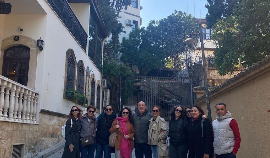 Antalya'da turizm çalışanları, Kaleiçi'nde 'Edebiyat Yürüyüşü' düzenledi