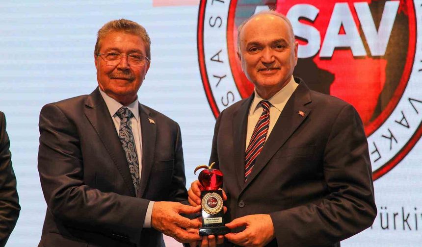 Başkan Özlü'ye 'Kızıl Elma' Ödülü