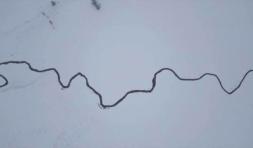 Bayburt'ta menderesler karla kaplandı