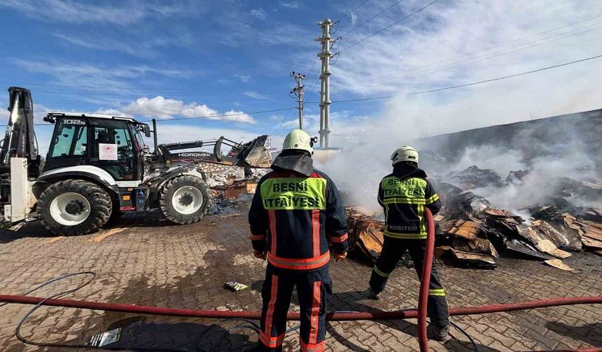 Besni'de tütün fabrikasında korkutan yangın