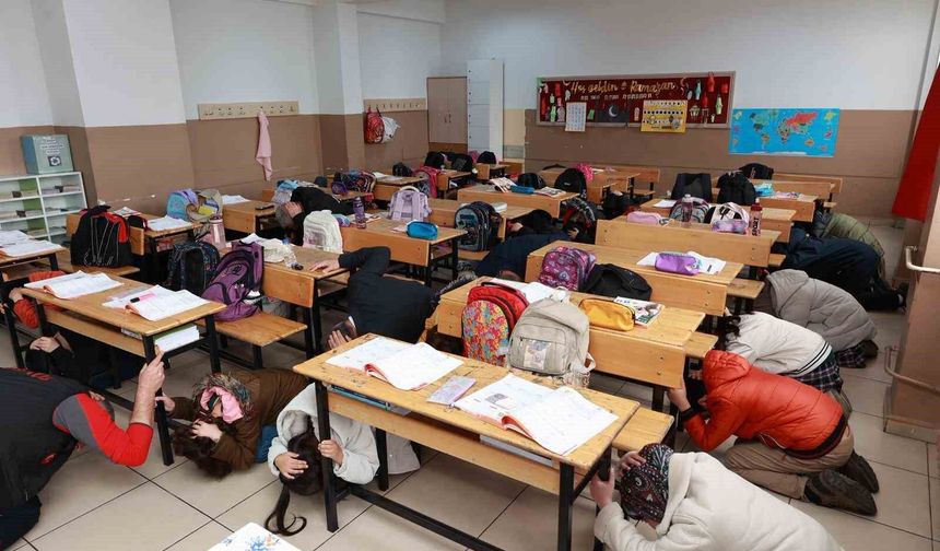 Bingöl'de öğrencilere deprem tatbikatı