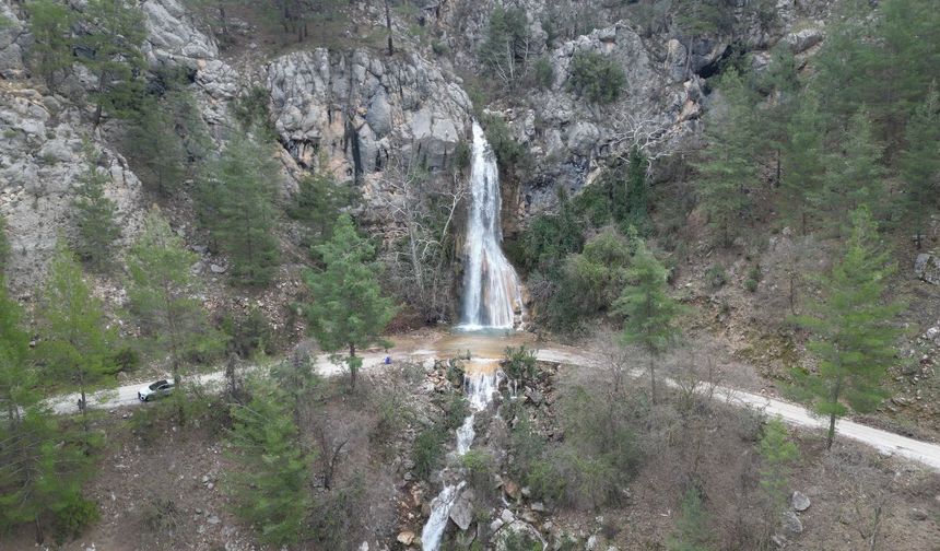 Bucak'taki Kızıllı Şelalesi ziyaretçilerine görsel şölen sunuyor