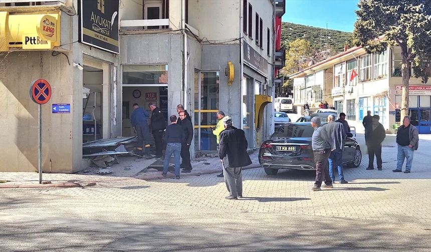 Burdur'da 3 araca ve bir iş yerine çarpan kamyonetin sürücüsü öldü