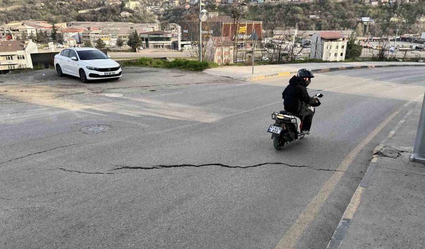 Cadde yolunda oluşan çatlaklıklar tehlike oluşturuyor