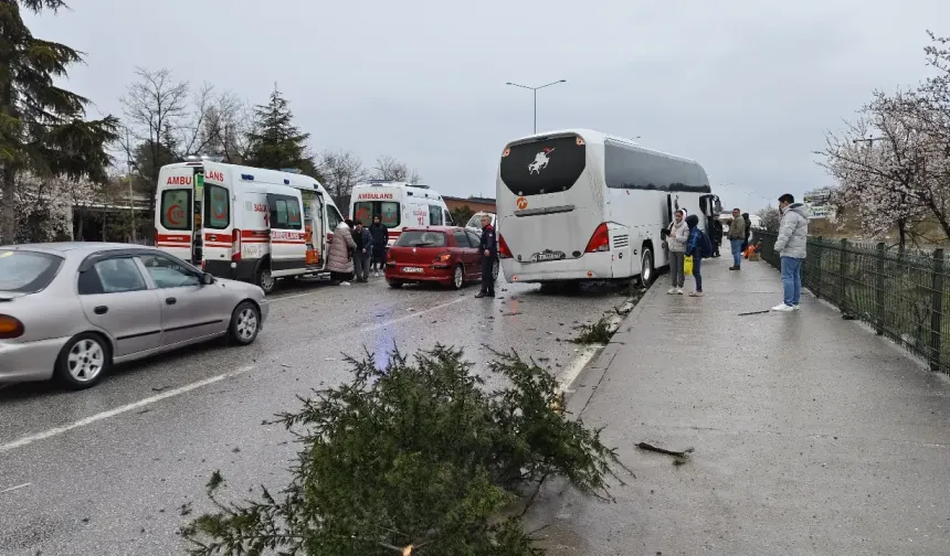 Çorum’da Otobüsle Kamyonet Çarpıştı