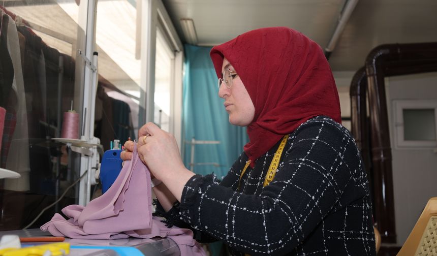 Depremzede kadın, konteynerde kurduğu dikimevini KOSGEB desteğiyle büyüttü