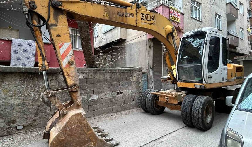 Diyarbakır'daki metruk binaların yıkımına devam ediliyor