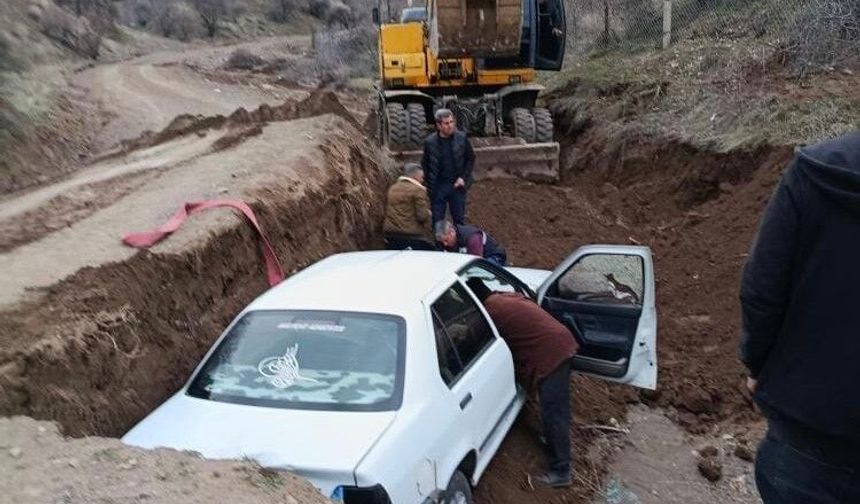 Elazığ'da çukura düşen araç kurtarıldı
