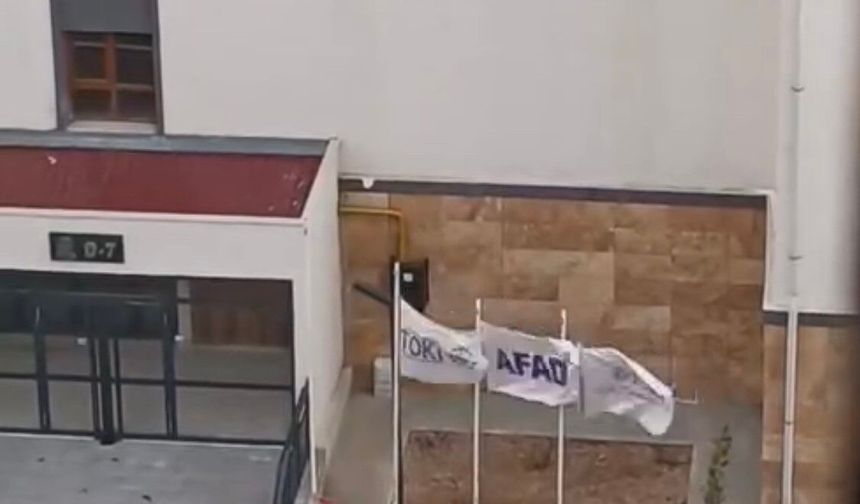 Elazığ'da iki küçük kalpten Türk bayrağına büyük vefa