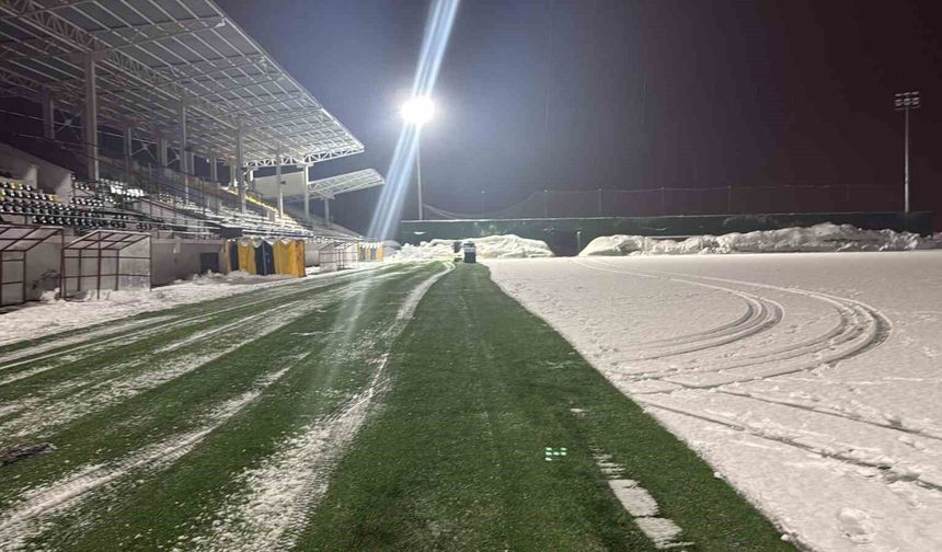 Eren Stadyumu'nda kar temizliği