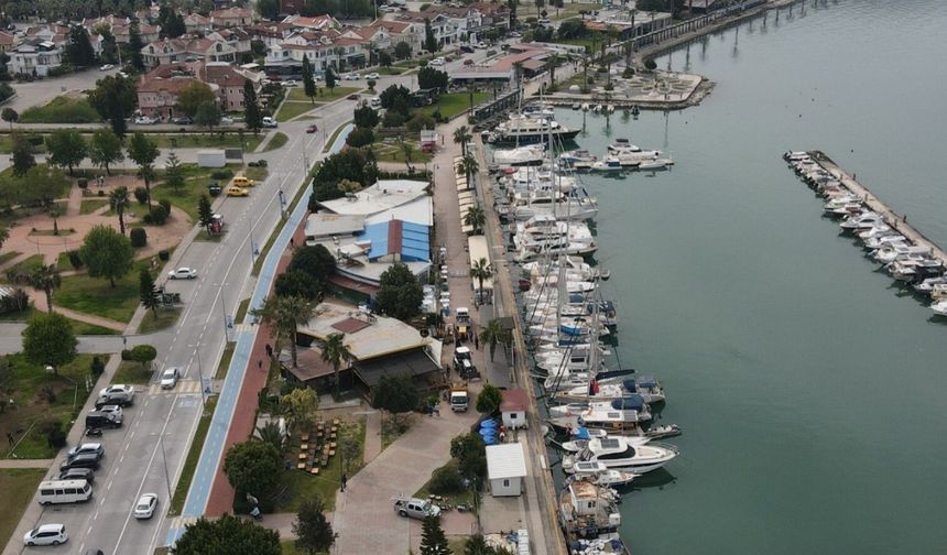 Fethiye'de sahil bandında kaçak yapılar yıkılıyor