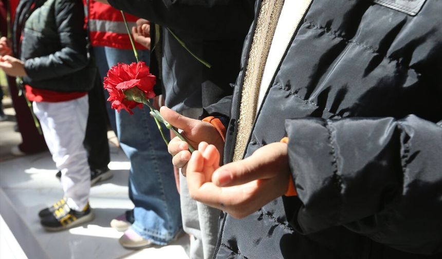 Hatay'da devlet korumasındaki çocuklar şehitliği ziyaret etti