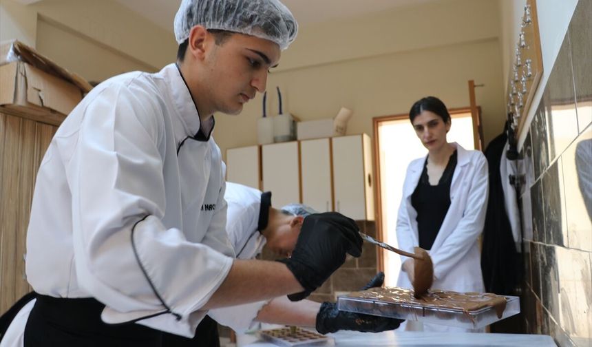 Hatay'da meslek liselilerin ürettiği çikolatalar bayramda ağızları tatlandıracak