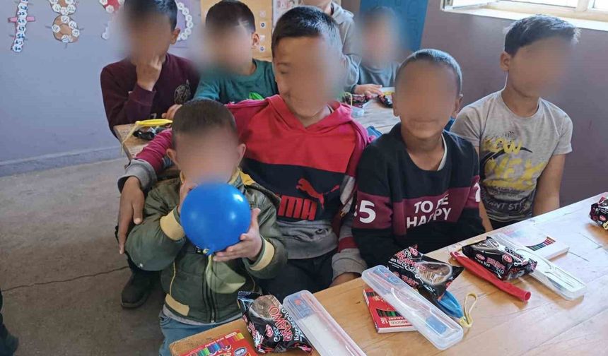 Hayırseverlerden Suvaran köyü öğrencilerine kırtasiye desteği