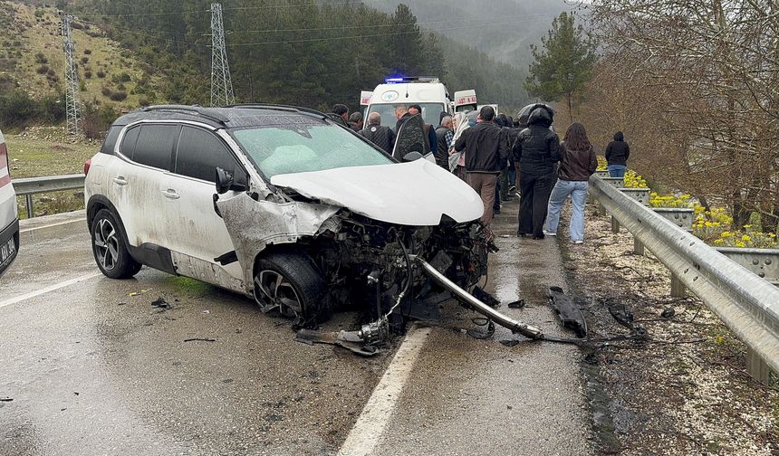 Isparta'da iki otomobilin çarpıştığı kazada 2 kişi öldü, 1 kişi yaralandı