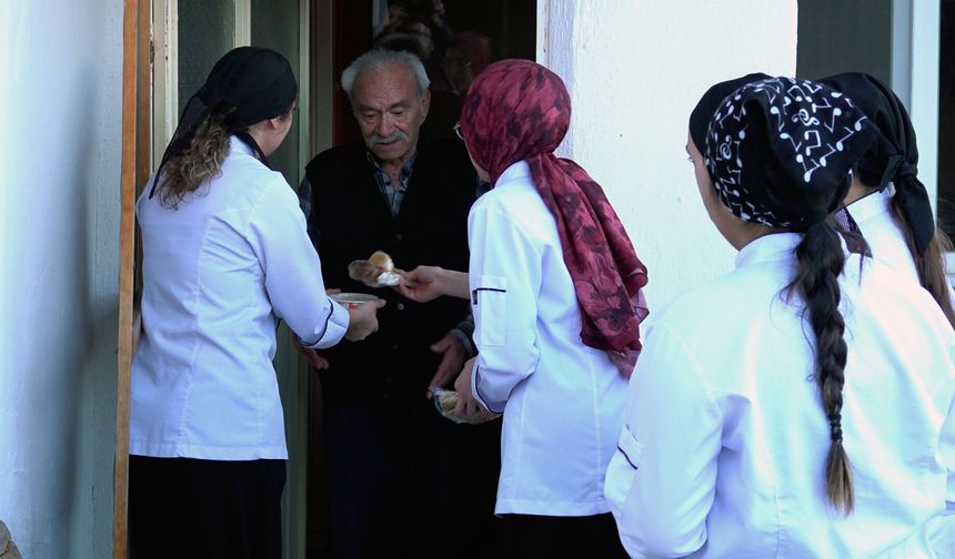 Isparta'da öğrenciler, okul mutfağında pişirdikleri çorbaları iftarda yaşlılara dağıtıyor