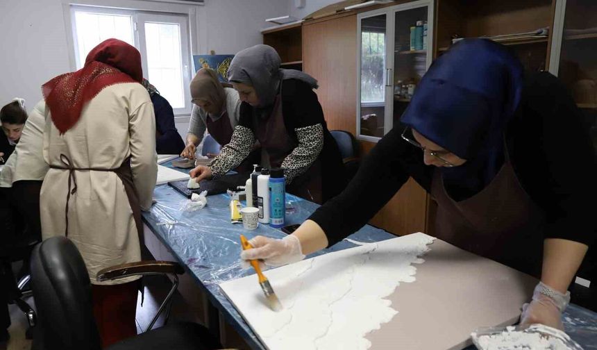 Kadınlar atölyede hem üretiyor hem dayanışmayı büyütüyor