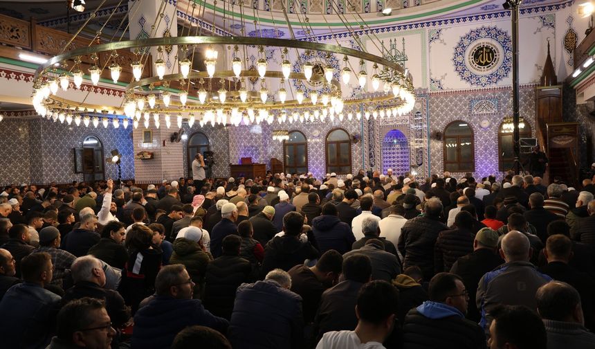 Kadir Gecesi Osmaniye Zafer Camii’nde Yoğun Katılımla İdrak Edildi