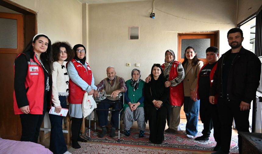 Kadirli’de Kızılay’dan  Yaşlılara Kapı Kapı Destek