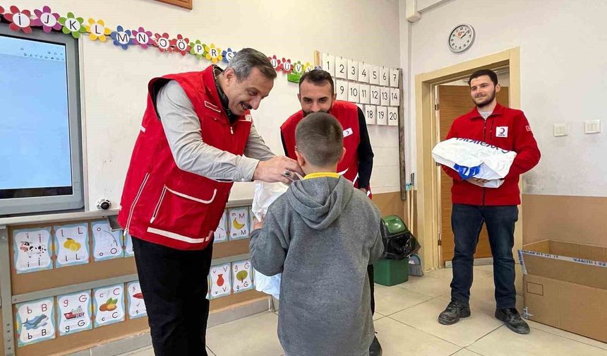 Kastamonu'da 6 bin 400 öğrencinin yüzü bayramlık kıyafetle güldürüldü