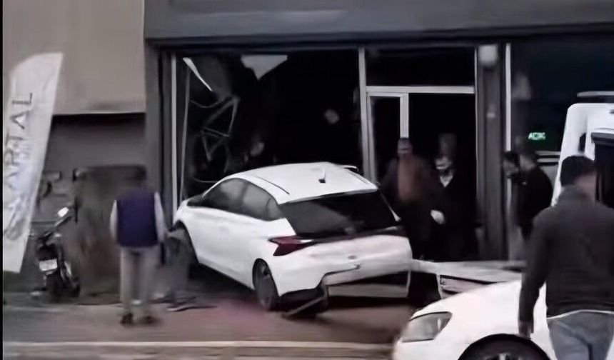 Kontrolden çıkan otomobilin iş yerine girmesi, çevrede bulunan vatandaşlara korku dolu anlar yaşattı.